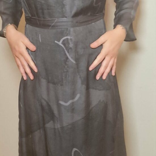 Silke Kjole med vide ermer