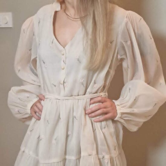 Kvinne i Dusty pink kjole med detaljer